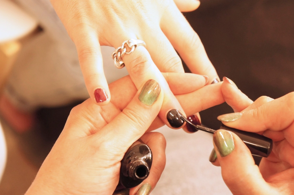 Sage green manicure