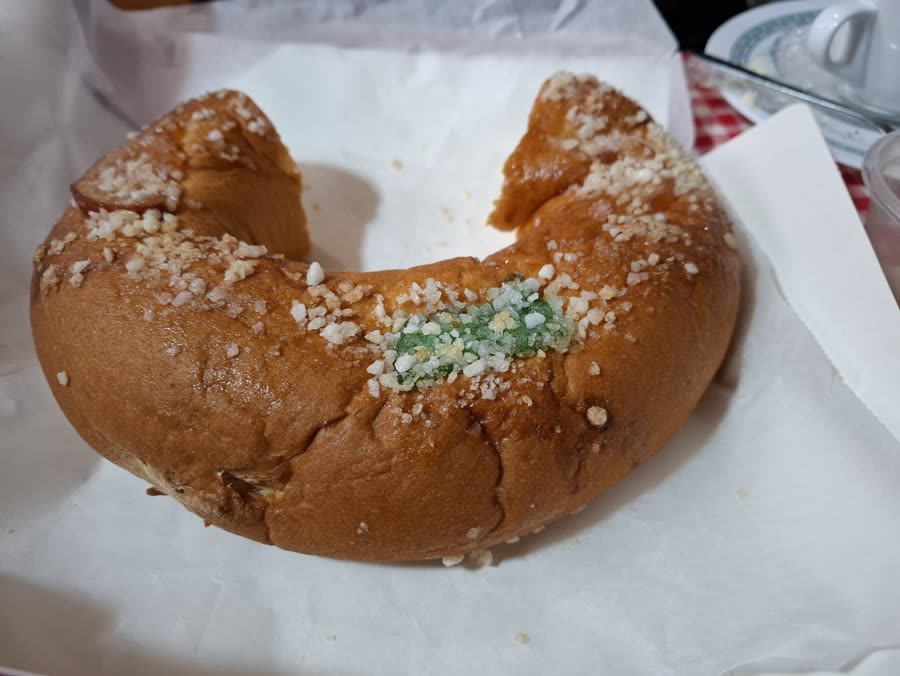 Example photo: a concha on bakery paper